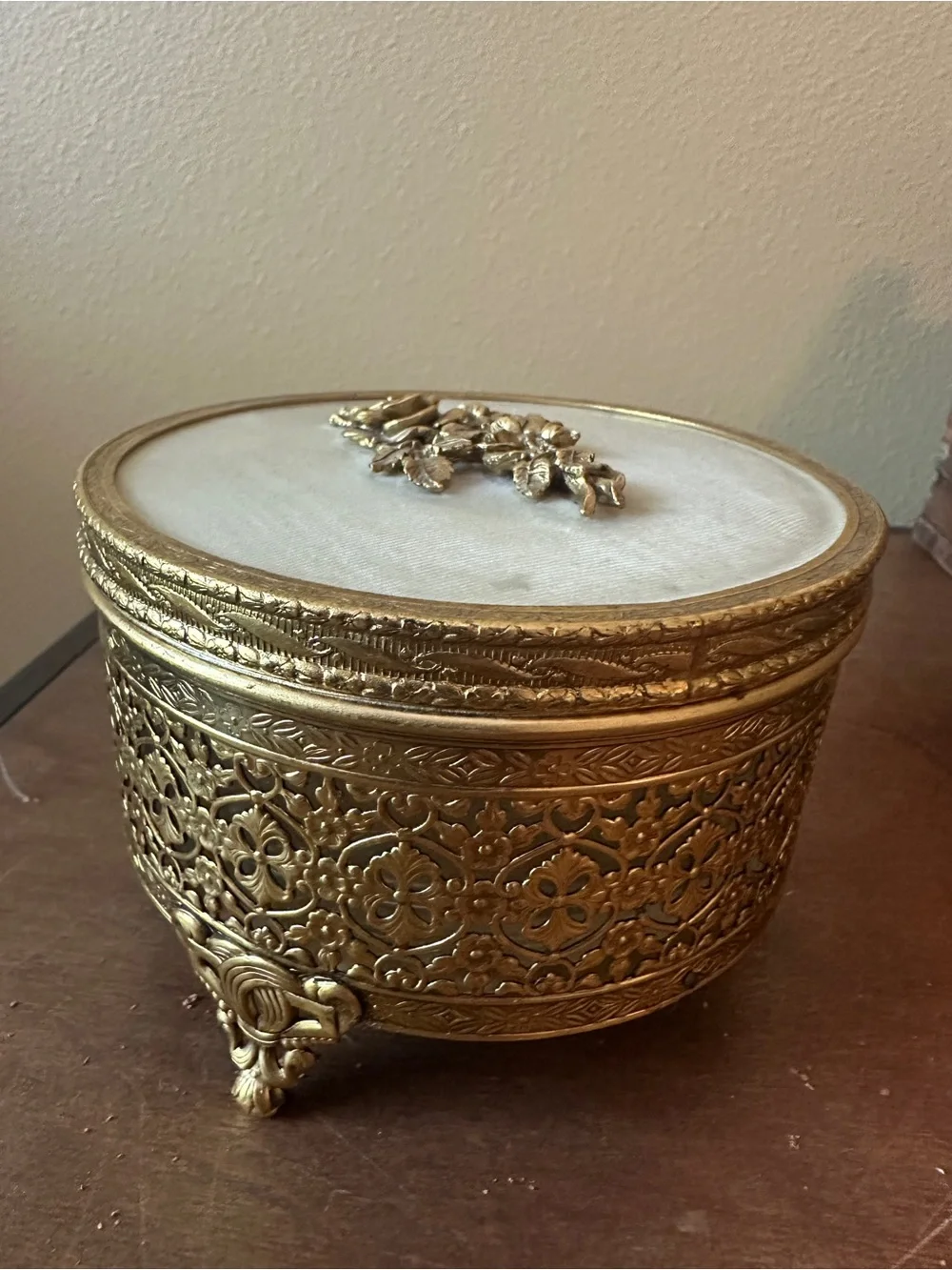 Vintage-Style Round Gold Jewelry Box - Picture 5 of 5